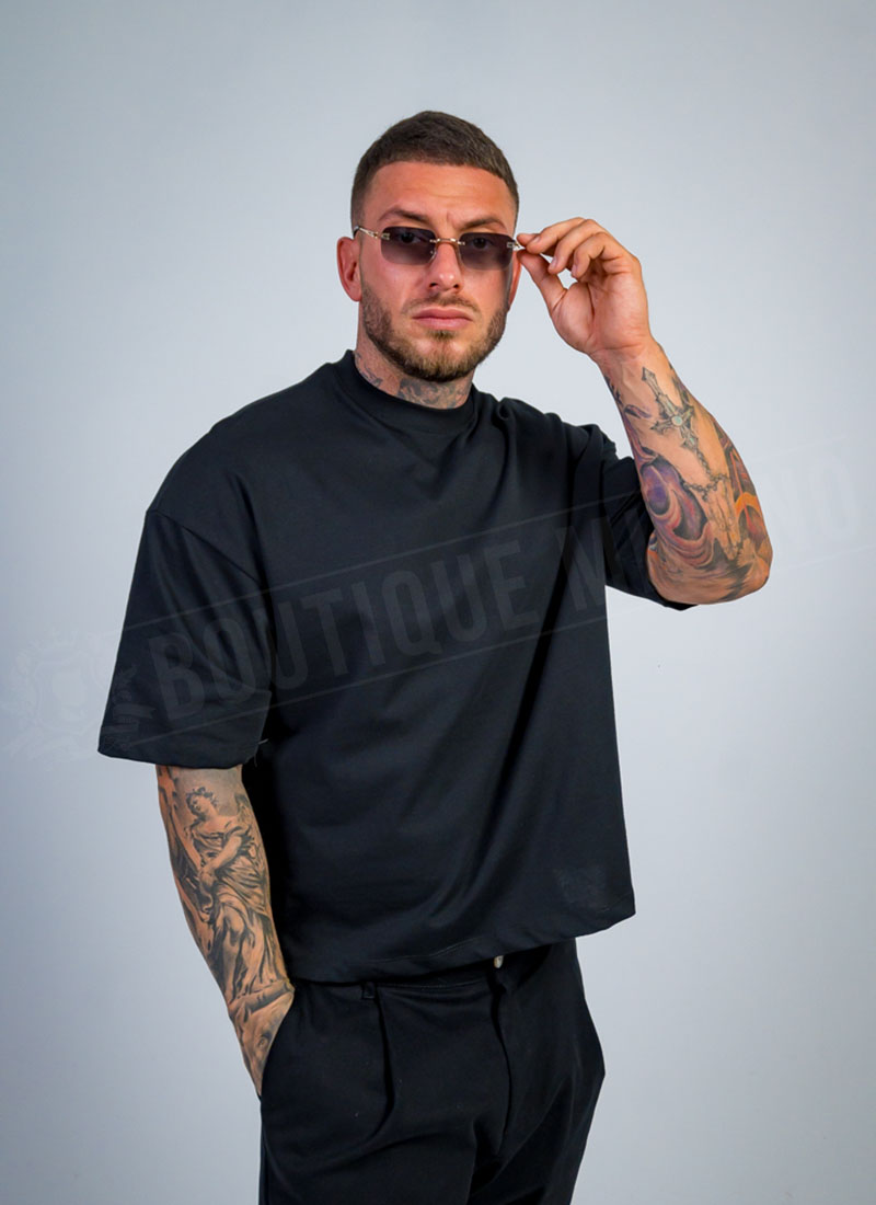 Ανδρικό μαύρο oversized μπλουζάκι με ανοιχτούς ώμους T19869-1