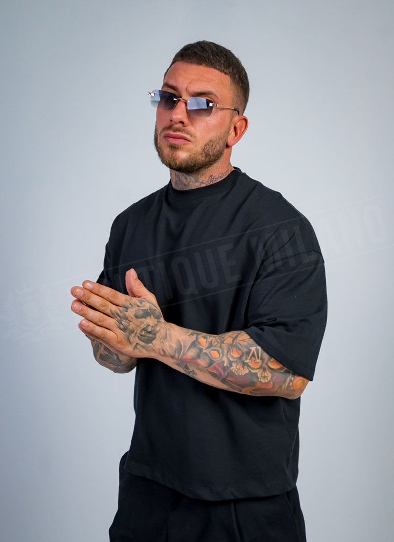 Ανδρικό μαύρο oversized μπλουζάκι με ανοιχτούς ώμους T19869-1
